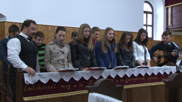 Az ifjúsági kórus énekekkel készült a templom születésnapjára